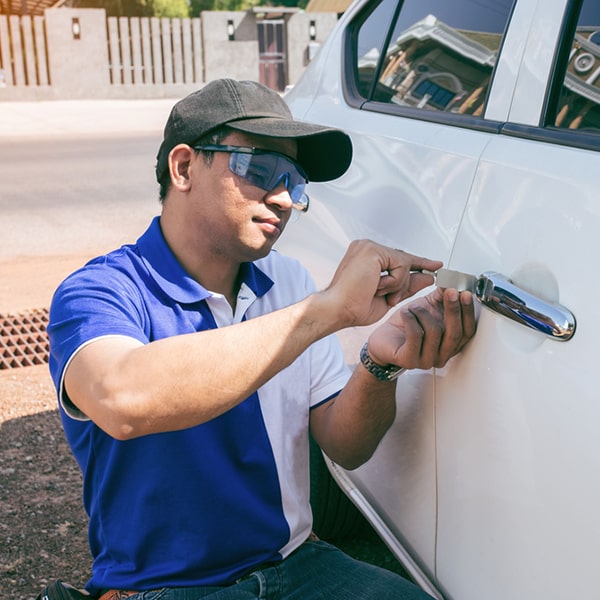 la tarifa por el servicio de cerrajería de autos es de $50 por apertura de puerta